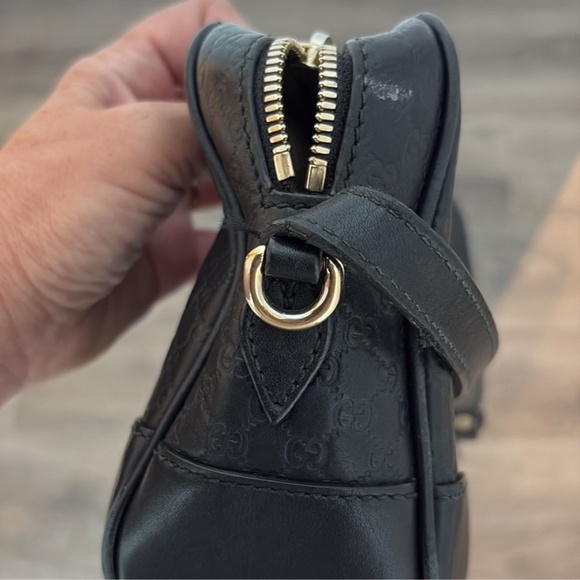 Gucci embossed black leather camera bag. - Picture 7 of 8